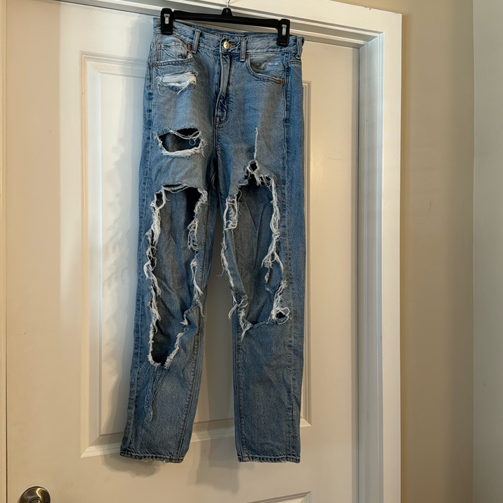 American Eagle Highest Rise Mom Jean size 4 Long Destructed